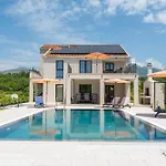 & Blue Five Bedroom With Private Pool And Complete Privacy Villa