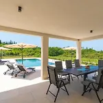 & Blue Five Bedroom With Private Pool And Complete Privacy