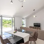& Blue Five Bedroom With Private Pool And Complete Privacy *