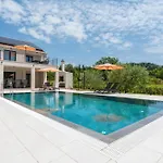 & Blue Five Bedroom With Private Pool And Complete Privacy Čilipi
