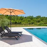 & Blue Five Bedroom With Private Pool And Complete Privacy