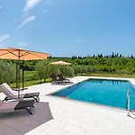 & Blue Five Bedroom With Private Pool And Complete Privacy
