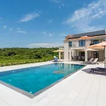 & Blue Five Bedroom With Private Pool And Complete Privacy Čilipi