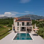 Villa & Blue Five Bedroom With Private Pool And Complete Privacy