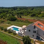 Villa & Blue Five Bedroom With Private Pool And Complete Privacy