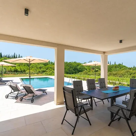 & Blue Five Bedroom With Private Pool And Complete Privacy