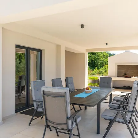 Villa & Blue Five Bedroom With Private Pool And Complete Privacy Čilipi