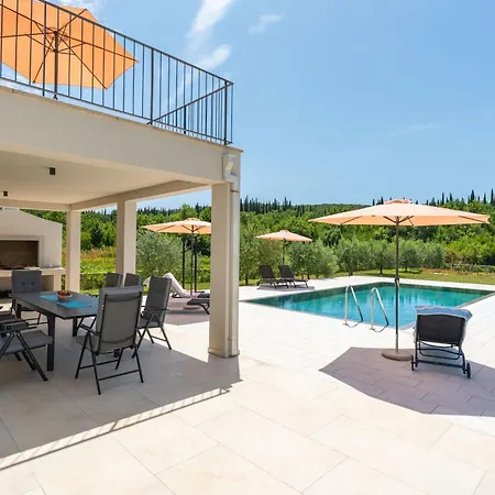 Villa & Blue Five Bedroom With Private Pool And Complete Privacy *
