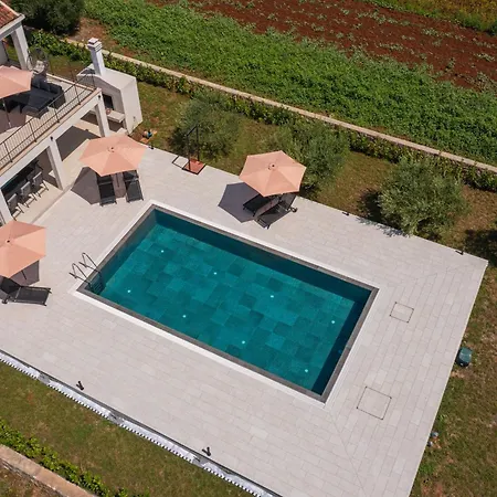 & Blue Five Bedroom With Private Pool And Complete Privacy Čilipi
