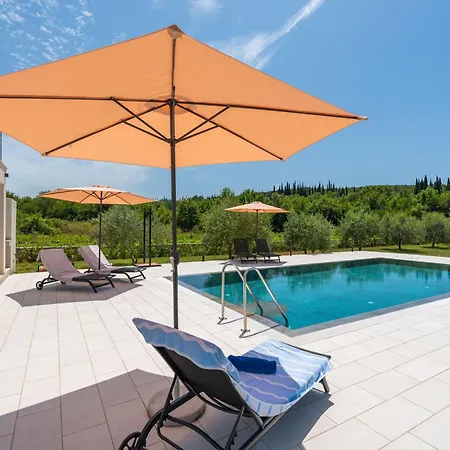 Villa & Blue Five Bedroom With Private Pool And Complete Privacy