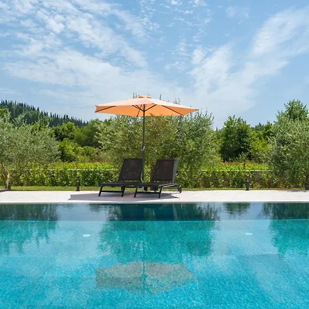 & Blue Five Bedroom With Private Pool And Complete Privacy Čilipi