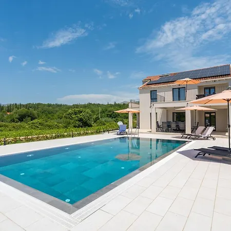 & Blue Five Bedroom With Private Pool And Complete Privacy Čilipi