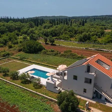 Villa & Blue Five Bedroom With Private Pool And Complete Privacy