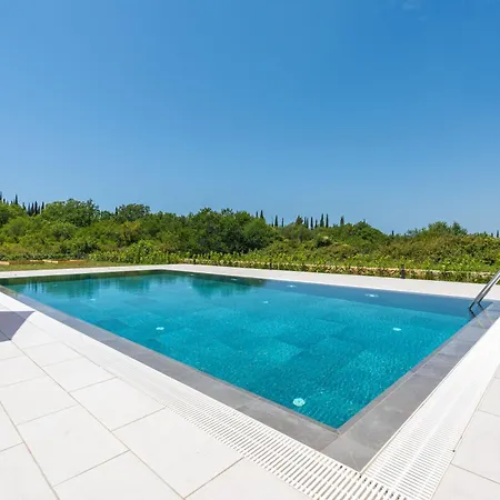 Villa & Blue Five Bedroom With Private Pool And Complete Privacy Čilipi