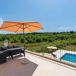 Βίλα & Blue Five Bedroom With Private Pool And Complete Privacy *