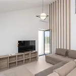 Βίλα & Blue Five Bedroom With Private Pool And Complete Privacy *