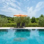 & Blue Five Bedroom With Private Pool And Complete Privacy Čilipi