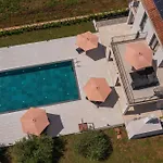 Βίλα & Blue Five Bedroom With Private Pool And Complete Privacy *