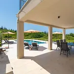 & Blue Five Bedroom With Private Pool And Complete Privacy