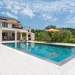 & Blue Five Bedroom With Private Pool And Complete Privacy *