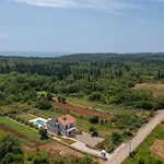 Βίλα & Blue Five Bedroom With Private Pool And Complete Privacy *
