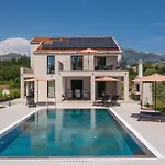 & Blue Five Bedroom With Private Pool And Complete Privacy * Čilipi