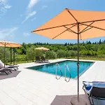 Βίλα & Blue Five Bedroom With Private Pool And Complete Privacy *