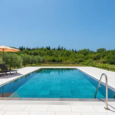 & Blue Five Bedroom With Private Pool And Complete Privacy * Čilipi