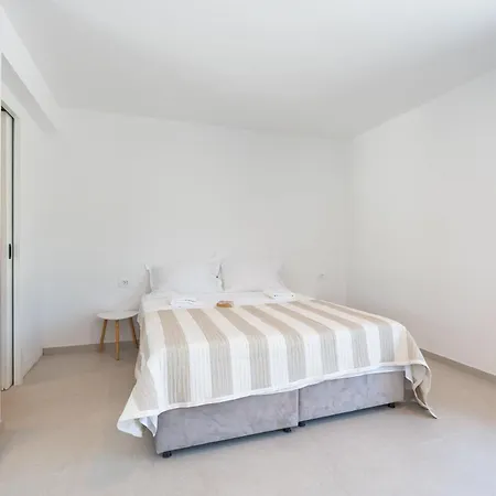 Villa & Blue Five Bedroom With Private Pool And Complete Privacy Čilipi