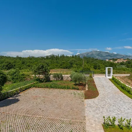 & Blue Five Bedroom With Private Pool And Complete Privacy Čilipi