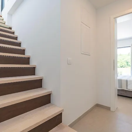 & Blue Five Bedroom With Private Pool And Complete Privacy Čilipi