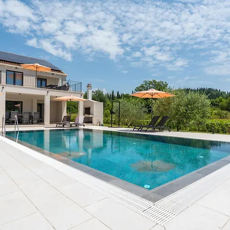 & Blue Five Bedroom With Private Pool And Complete Privacy Čilipi