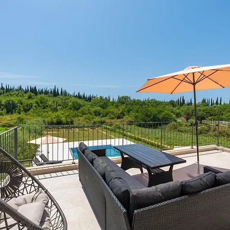 Villa & Blue Five Bedroom With Private Pool And Complete Privacy Čilipi