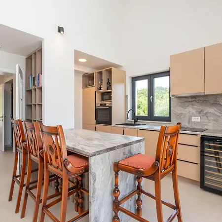 & Blue Five Bedroom With Private Pool And Complete Privacy