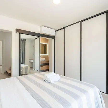 Villa & Blue Five Bedroom With Private Pool And Complete Privacy Čilipi