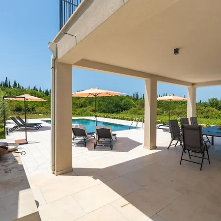 & Blue Five Bedroom With Private Pool And Complete Privacy