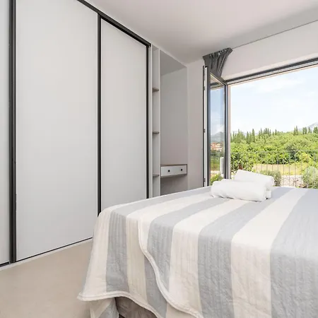 Villa & Blue Five Bedroom With Private Pool And Complete Privacy Čilipi