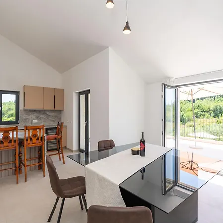 & Blue Five Bedroom With Private Pool And Complete Privacy Čilipi