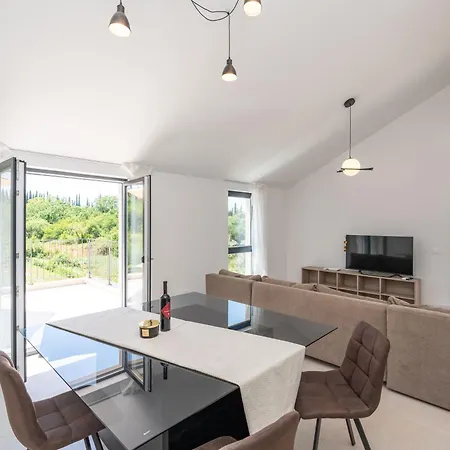 Villa & Blue Five Bedroom With Private Pool And Complete Privacy Čilipi