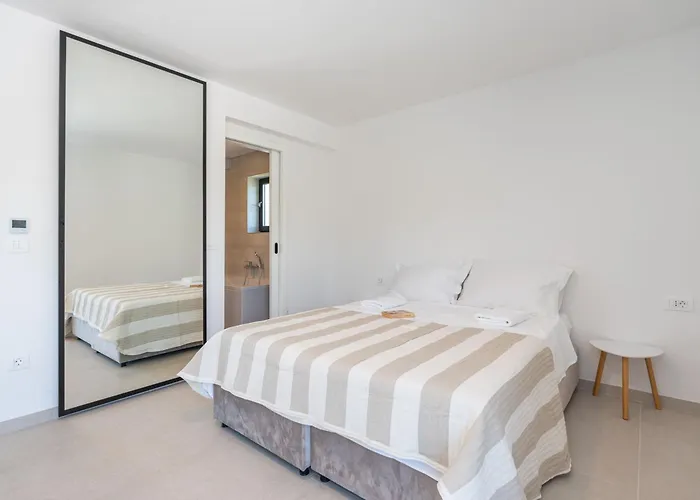 & Blue Five Bedroom With Private Pool And Complete Privacy Cilipi