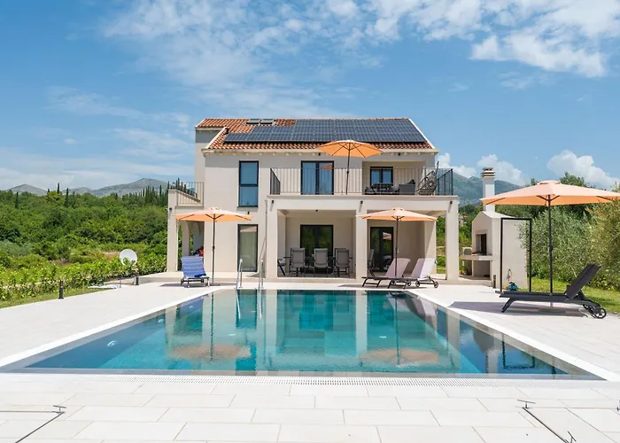 & Blue Five Bedroom With Private Pool And Complete Privacy Vila