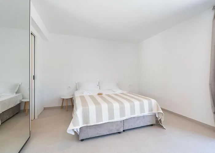 Vila & Blue Five Bedroom With Private Pool And Complete Privacy Cilipi