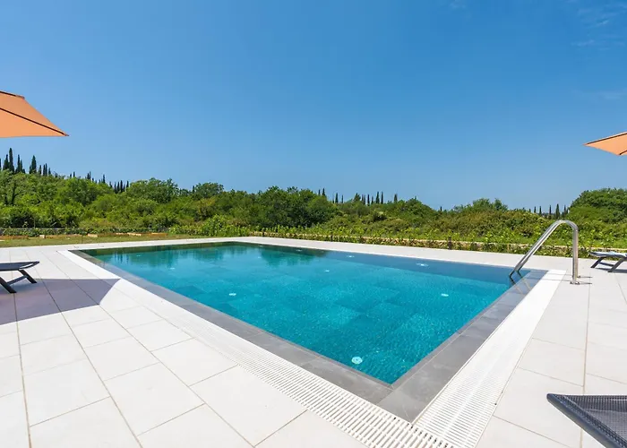 & Blue Five Bedroom With Private Pool And Complete Privacy Vila *