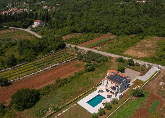 & Blue Five Bedroom With Private Pool And Complete Privacy Vila