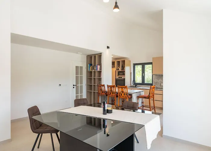 & Blue Five Bedroom With Private Pool And Complete Privacy