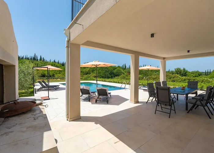 & Blue Five Bedroom With Private Pool And Complete Privacy