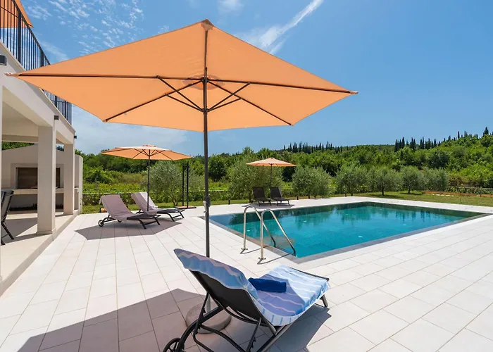 & Blue Five Bedroom With Private Pool And Complete Privacy *