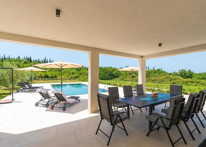 & Blue Five Bedroom With Private Pool And Complete Privacy *